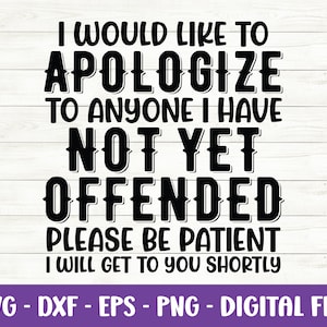 Puede incluir: Texto en blanco y negro sobre un fondo de madera. El texto dice "Me gustaría disculparme con cualquiera a quien haya ofendido. Por favor, tenga paciencia. Me pondré en contacto con usted en breve."
