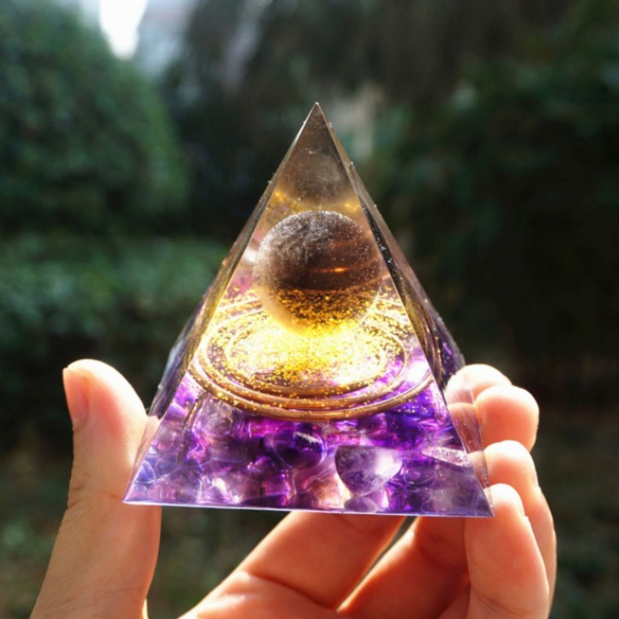 Orgonite Pyramide Générateur d'énergie Positive, Sphère en Cristal Fumé Orgone Naturel Améthyste Pie