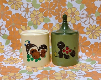 Contenedores vintage de melamina verde y beige - Latas de plástico verde de los años setenta - Contenedores de plástico de la era espacial - Hongos y tortuga