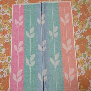 NOS set of 2 Vintage Towels / midcentury towels / flowerpower towels / seventies towels /NEW Vintage Deadstock Towels / retro towels / pink