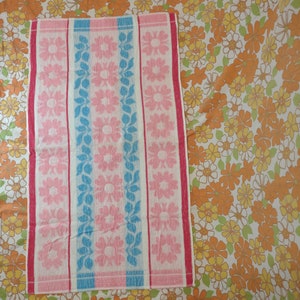 NOS Vintage Yellow or Pink Towels / midcentury towels / flowerpower towels / seventies towels / NEW Vintage Deadstock Towels / Space age