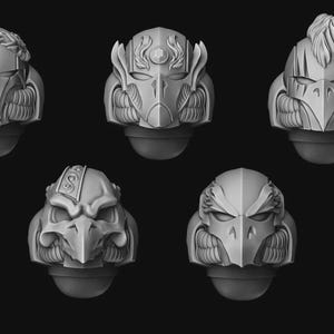 Peut inclure: Un ensemble de cinq têtes de casque miniatures grises pour figurines de jeu. Chaque casque présente un design distinct, incluant des visières inspirées d'oiseaux, des crêtes décoratives, des couronnes de laurier et des gravures complexes.