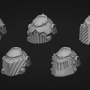 Op de afbeelding: Vijf grijze miniatuurhelmen met verschillende ontwerpen, waaronder een schedelhelm, een vizier met spijlen en geklonken beplating. De set bevat de tekst LIBER DAEMONICA BITZ en de website liberdaemonica.com met een logo van een raaf en boek.