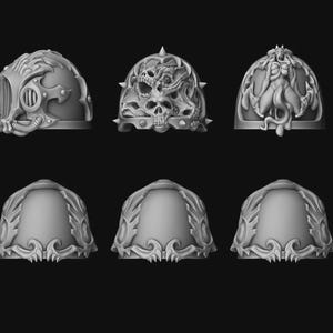 Puede incluir: Un conjunto de diez hombreras en miniatura de color gris dispuestas en dos filas. La fila superior presenta cinco diseños distintos con detalles en relieve que incluyen calaveras, cadenas y formas orgánicas. La fila inferior muestra cinco hombreras idénticas con un motivo de alas.