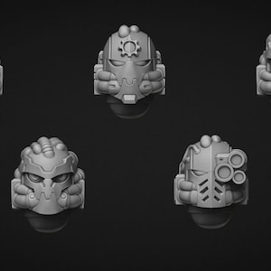 Puede incluir: Un conjunto de cinco cascos en miniatura de color gris esculpidos y dispuestos en un patrón. Cada casco presenta un diseño mecánico distintivo con tubos integrados, rejillas de ventilación y placas faciales. Un casco incluye un detalle de engranaje circular, mientras que otro tiene un accesorio óptico de tres lentes sobre un ojo, todo en un acabado gris mate.