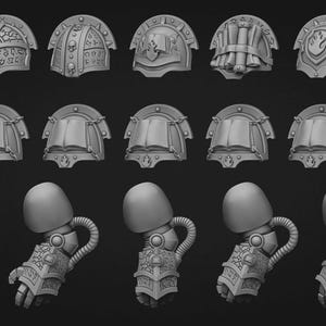Op de afbeelding: Een verzameling grijze miniatuur spelonderdelen, waaronder vijf verschillende schouderstukken met reliëfdetails zoals schedels, boeken en rollen, vijf identieke met boeken versierde schouderstukken en vijf robotarmen met versierde handschoenen.