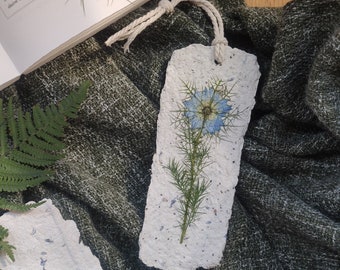 Nachhaltiges Lesezeichen aus handgeschöpftem Papier und mit gepressten Blumen. Handgemachtes Geschenk mit Trockenblumen Upcycling Recycling