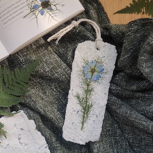 Segnalibro sostenibile realizzato con carta fatta a mano e fiori pressati. Regalo fatto a mano con riciclo di fiori secchi