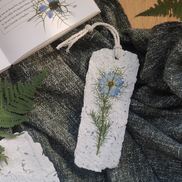 Sustainable bookmark made of handmade paper and pressed flowers. Handmade gift with dried flowers upcycling recycling