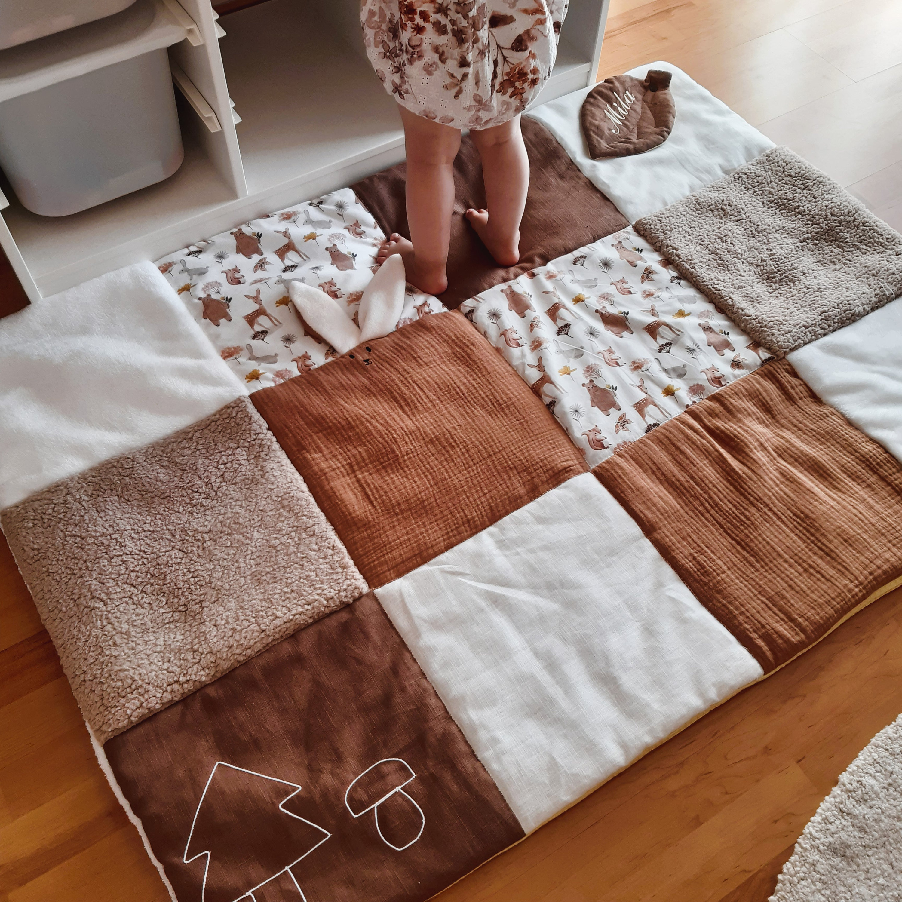 Activités pour un enfant heureux - Jeux de tapis: motricité et