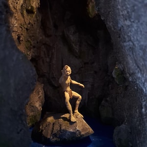 Angolo lettura fantasy - Angolo lettura nella grotta: diorama decorativo per libreria