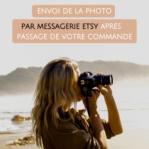 May include: A woman with long blonde hair takes a photo with a black camera on a beach. The text on the image reads "ENVOI DE LA PHOTO PAR MESSAGERIE ETSY APRES PASSAGE DE VOTRE COMMANDE".