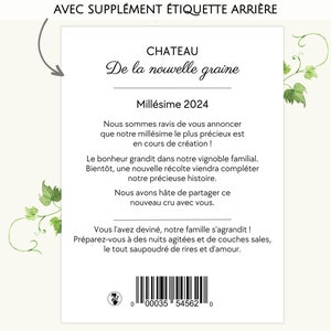 K&ouml;nnte beinhalten: Eine wei&szlig;e Karte mit gr&uuml;nen Ranken an den Seiten. Die Karte tr&auml;gt den Text "Chateau De la nouvelle graine" und "Millesime 2024". Der Text setzt sich mit einer Nachricht &uuml;ber einen neuen Weinjahrgang fort. Die Karte hat auch einen Barcode mit der Nummer "00035 54562".