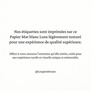 K&ouml;nnte beinhalten: Text auf wei&szlig;em Hintergrund, der lautet: "Nos &eacute;tiquettes sont imprim&eacute;es sur ce Papier Mat blanc Luxe l&eacute;g&egrave;rement textur&eacute; pour une exp&eacute;rience de qualit&eacute; sup&eacute;rieure. Offrez &agrave; votre annonce l'attention qu'elle m&eacute;rite, cr&eacute;&eacute;e pour une exp&eacute;rience tactile et visuelle unique et m&eacute;morable. @LoupiotDream"