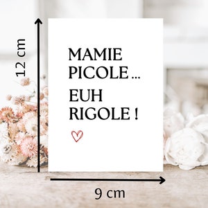 K&ouml;nnte beinhalten: Eine wei&szlig;e Karte mit schwarzem Text, der "MAMIE PICOLE... EUH RIGOLE!" lautet, mit einem kleinen roten Herzen unten. Die Karte ist 9 cm breit und 12 cm hoch.