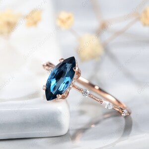 Vintage Marquise Cut London Blautopas Verlobungsring, 14K Rosegold Versteckter Halo Moissanite Hochzeit Versprechen Ringe für Frauen Geschenke für Mama