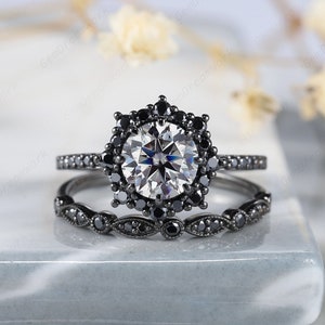 Anello di fidanzamento floreale in oro nero vintage con taglio rotondo in moissanite grigia, set di anelli di fidanzamento con alone di diamanti neri unici, set di anelli di promessa scuri per la sposa