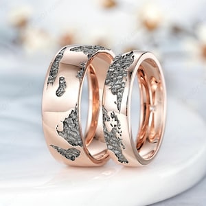Anillo de mapa del mundo en oro de 14 quilates en dos tonos para bodas de él y de ella. Anillo minimalista a juego para parejas, ideal para amantes de los viajes y regalos de larga distancia.