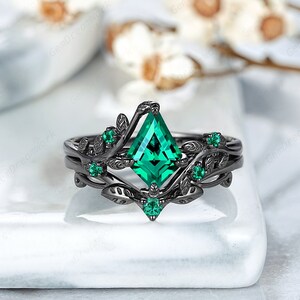 Kite Cut Antique Emerald Engagement Ring Set May Birthstone Wedding Ring Black Gold Emerald Promise Ring for Women Anniversary Rings Women