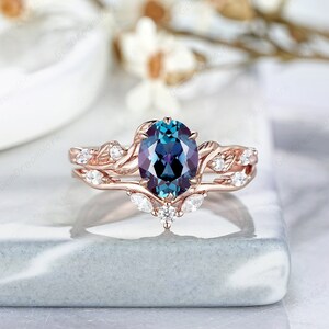 Vintage Oval Alexandrite Engagement Ring Set Nature Inspired Leaf Gold Wedding Rings For Women June Birthstone Anniversary Ring Bridal Set