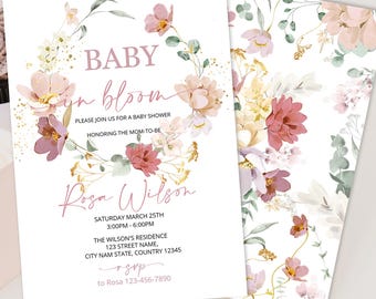 Puede incluir: Una invitación a una fiesta de bienvenida al bebé con flores, con una corona rosa y dorada y el texto "Baby in Bloom" y "Rosa Wilson". La invitación incluye la fecha, la hora y el lugar de la fiesta.