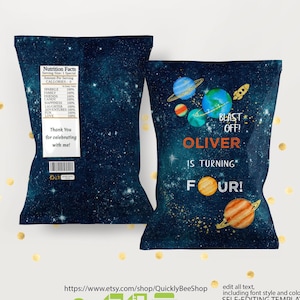 Puede incluir: Un diseño de bolsa de regalo para imprimir con un fondo de galaxia azul y negro con planetas y un cohete. El texto dice "Blast Off! Oliver cumple cuatro años!" Esta es una plantilla de autoedición.