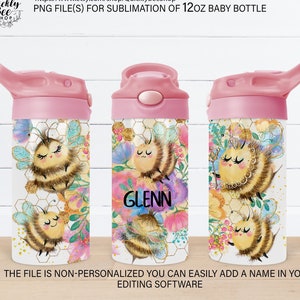 Puede incluir: Tres biberones rosas de 350 ml con un diseño de abeja y flores. Los biberones están personalizados con el nombre "Glenn".