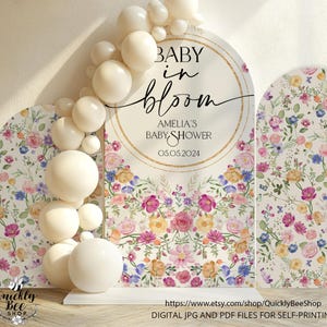 Può includere: Uno sfondo floreale per una baby shower con il testo "BABY in bloom Amelia's Baby Shower 05.05.2024" in un cerchio dorato.
