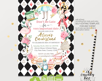 Peut inclure: Invitation à une fête d'anniversaire sur le thème d'Alice au pays des merveilles avec un flamant rose, un lapin blanc et une tasse à thé. L'invitation est à carreaux noirs et blancs avec une bordure florale rose et verte. Le texte indique "Ne soyez pas en retard pour un rendez-vous très important. Rejoignez-nous dans le Onederland d'Alicia pour célébrer son 1er anniversaire. Samedi 04, 18, 2022 à 13h00. Maison d'Alicia 123street Name, City Nam State, Country 12345. RSVP 123-456-7890 ou name@gmail.com"