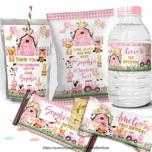 Könnte beinhalten: Rosa und goldene Party-Geschenketiquettes zum Thema Bauernhoftiere für eine Geburtstagsfeier. Die Etiketten zeigen einen roten Stall, Bauernhoftiere und einen Traktor. Der Text auf den Etiketten lautet "Oink, Cluck, BAA and Moo Sophia is turning Two!" und "Thank You for celebrating with me! Love, Sophia".