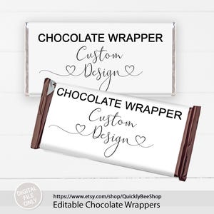 Könnte beinhalten: Zwei Schokoladenverpackungen mit weißem Hintergrund. Die Verpackungen tragen den Text "CHOCOLATE WRAPPER" und "Custom Design" in Schwarz. Die Verpackungen sind teilweise um eine Schokoriegel gewickelt.