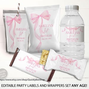 Könnte beinhalten: Bearbeitbare Party-Etiketten und -Verpackungen mit einem rosafarbenen Aquarell-Schleifendesign. Die Etiketten lauten "Amelia's First Birthday" mit einem Datum. Die Verpackungen sind für Wasserflaschen, Schokoladentafeln und Snackbeutel.