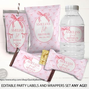 Peut inclure: Ensemble de cadeaux de fête rose pour un premier anniversaire. Comprend une bouteille d'eau, une barre chocolatée, un sachet de chips et une paille. Les étiquettes présentent un motif de nœud rose et le texte "Amelia's 1st Birthday".