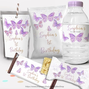 Può includere: Etichette per bomboniere a tema farfalla viola per un primo compleanno. Le etichette presentano un design a farfalla ad acquerello con accenti dorati e il testo "Sophia's 1st Birthday".