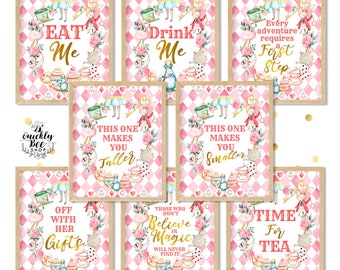 Op de afbeelding: Acht printbare Alice in Wonderland-themaborden met roze-witte geruite achtergronden en gouden tekst. De borden bevatten illustraties van Alice, de Hoedenmaker en het Witte Konijn. De tekst op de borden is: "Eet me", "Drink me", "Elk avontuur vereist een eerste stap", "Deze maakt je groter", "Deze maakt je kleiner", "Weg met haar cadeaus", "Wie niet in magie gelooft, zal het nooit vinden", en "Tijd voor thee".