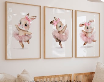Puede incluir: Tres ilustraciones de acuarela enmarcadas de conejos con tutús y diademas rosas. Los conejos están en varias poses, uno de ellos sosteniendo una flor rosa.