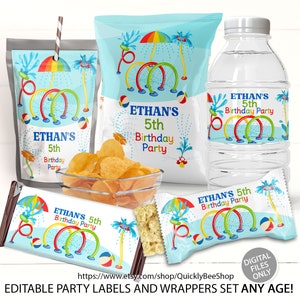 Puede incluir: Etiquetas y envoltorios de fiesta editables con un tema de fiesta de piscina azul y verde con un paraguas arcoíris, aspersores de agua y pelotas de playa. Las etiquetas están personalizadas con el nombre "Ethan's" y el texto "5th Birthday Party".