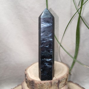 Obelisk, spets, tornastrofyllit eller arfvedsonit