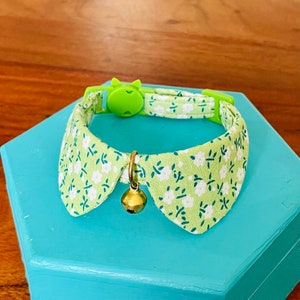 Green white floral cat/kitten/dog Collar, Breakaway or Non Breakaway buckle, handmade gift/Christmas/Spring/Summer