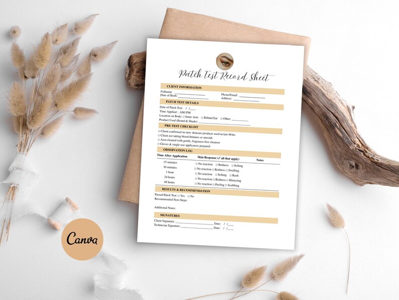 Peut inclure: Une feuille blanche "Patch Test Record Sheet" avec une bordure beige, comprenant des sections pour les informations du client, les d&eacute;tails du test et les journaux d'observation. La feuille est sur une surface marron avec des fleurs s&eacute;ch&eacute;es et une branche en bois.