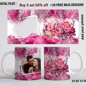 Può includere: Due tazze bianche con motivi floreali rosa e un effetto acquerello. Una tazza ha una foto di una coppia nel design. Il testo "Buy 3 set 50% off +10 FREE MUG DESIGNS" è nella parte superiore dell'immagine. Il testo "15 OZ 11 OZ" è nella parte inferiore dell'immagine. Il testo "Add your photos" è sul lato destro dell'immagine.