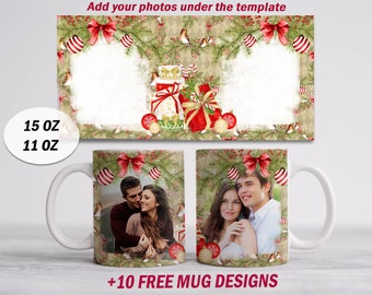 Puede incluir: Tazas de cerámica blanca con un diseño navideño. Las tazas presentan un borde festivo con lazos rojos, adornos y bastones de caramelo. El diseño incluye espacio para fotos y el texto "+10 FREE MUG DESIGNS". La imagen también muestra una plantilla para agregar fotos.