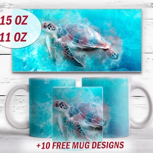 Puede incluir: Dos tazas de cerámica blanca con un diseño de acuarela de una tortuga marina nadando en agua azul. Las tazas están disponibles en tamaños de 11 oz y 15 oz. +10 DISEÑOS DE TAZA GRATIS