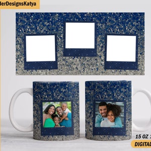 Puede incluir: Dos tazas de cerámica blanca de 15 oz y 11 oz con un diseño de purpurina azul y plateada. Cada taza tiene un marco de fotos rectangular con una foto de familia en su interior. El texto "Añade tus fotos" está en el lado derecho de la imagen.