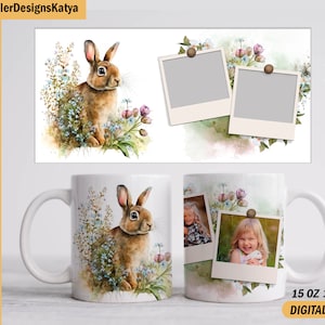 Könnte beinhalten: Eine weiße Keramiktasse mit einem Aquarelldesign eines braunen Kaninchens in einem Feld mit blauen und weißen Blumen. Die Tasse hat einen Henkel und ist 15 oz oder 11 oz groß. Das Bild enthält auch zwei leere Fotorahmen mit einem Aquarellhintergrund.