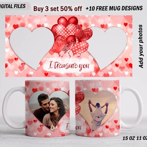 Op de afbeelding: Twee witte keramische mokken met een roze achtergrond en een hartvormig ontwerp. De mokken hebben een rood en wit hartballonontwerp met de tekst "I treasure you" en "I ou". Elke mok heeft een fotoplek in de vorm van een hart.