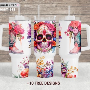 Può includere: Bicchiere bianco con un design floreale e teschio. Il bicchiere presenta uno stivale da cowboy rosa e un teschio di zucchero con una corona floreale. Il design include fiori ad acquerello nei toni del rosa, viola e giallo. Il bicchiere ha un manico bianco e una cannuccia trasparente.