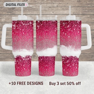 Könnte beinhalten: Drei weiße Edelstahlbecher mit rosafarbenem Glitzer und weißen Akzenten. Die Becher haben Deckel und Strohhalme. Der Text "Buy 3 set 50% off" und "+10 FREE DESIGNS" befindet sich am unteren Rand des Bildes.