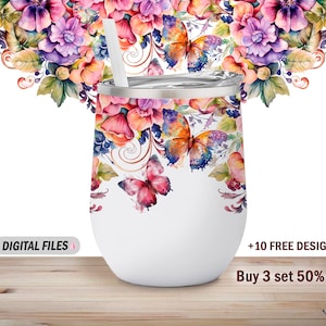 Pode incluir: Um copo de aço inoxidável branco com um design floral e de borboletas. O copo tem uma tampa e um canudo. O design apresenta flores e borboletas rosa, roxas, laranja e amarelas.
