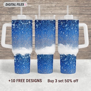 Puede incluir: Tres vasos de acero inoxidable con un diseño de purpurina azul y blanco. Los vasos tienen un asa blanca y una pajita. El texto "Buy 3 set 50% off" es visible en la parte inferior de la imagen.